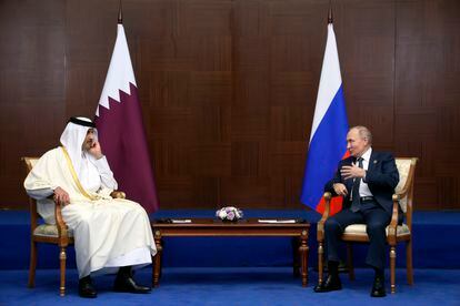 Vladímir Putin y el emir de Qatar, Tamim bin Hamad al Thani, reunidos el 13 de octubre en Astaná (Kazajistán). 