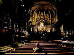 Una víctima de abusos posa en el interior de la iglesia de la abadía de Montserrat, en la provincia de Barcelona.