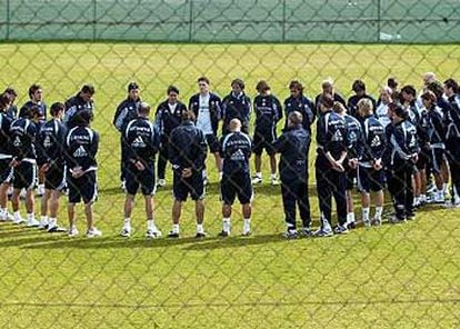 Toda la plantilla del Real Madrid ha guardado un minuto de silencio.