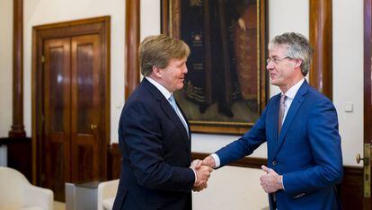 Guillermo de Holanda junto a Arie Slob, ministro holandés de Educación.