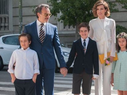 Nieves Álvarez y marco Severini con sus tres hijos.