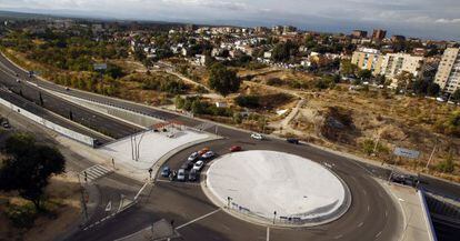 Rotonda sobre la M-30 a la altura de la calle de Lopez Ibor de Madrid.