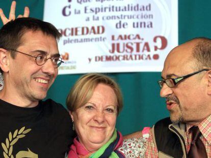 Juan Carlos Monedero con Luis &Aacute;ngel Aguilar, del &aacute;rea de laicidad del c&iacute;rculo de espiritualidad de Podemos, y una asistente al acto.