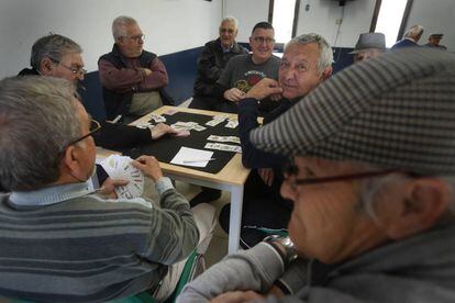 Jubilados jugando a las cartas en Badia del Vallès (Barcelona).