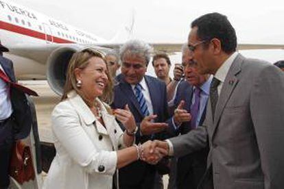 Trinidad Jiménez, a su llegada al aeropuerto de Bengasi, donde ha sido recibida por el vicepresidente del Consejo Nacional de Transición.
