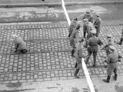 Soldats dels dos bàndols, cara a cara a la frontera, el 1955.