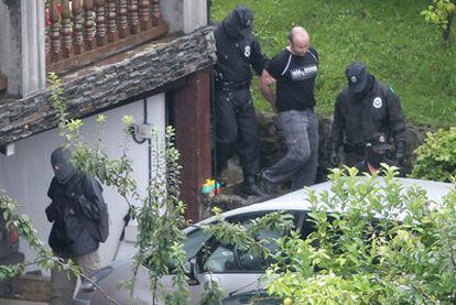 Gurutz Agirresarobe es custodiado por agentes de la Ertzaintza durante el registro practicado ayer en la casa de sus padres.