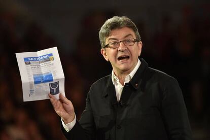 M&eacute;lenchon muestra en un mitin la portada de Le Figaro que lo acusa de chavista