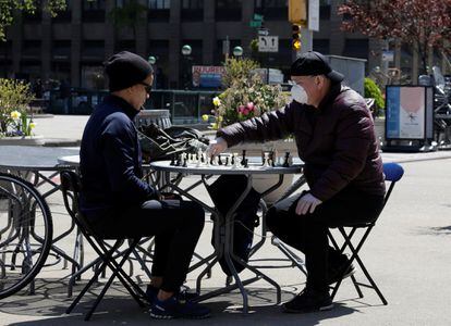 Dos personas son vistas jugando al ajedrez en el barrio de Madison Square de Nueva York.