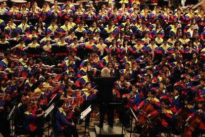 Simon Rattle, durante el concierto ofrecido el domingo en Caracas al frente de 377 jóvenes músicos del Sistema Juvenil de Orquestas de Venezuela.