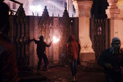 Un manifestante lanza un c&oacute;ctel molotov contra el palacio presidencial de El Cairo, el 2 de febrero.