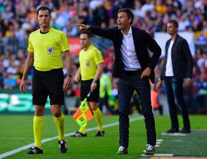 Luis Enrique da instrucciones a sus jugadores durante el partido ante el Deportivo.