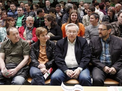 El coordinador general de Aralar, Patxi Zabaleta (segundo por la derecha), junto a su secretaria de Organizaci&oacute;n, Rebeka Ubera, ayer en el front&oacute;n Labrit de Pamplona. Les acompa&ntilde;an los dirigentes de la izquierda abertzale Txelui Moreno (derecha) y Juan Kruz Aldasoro.