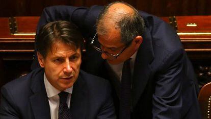 El primer ministro italiano, Giuseppe Conte, y el Ministro de Econom&iacute;a, Giovanni Tria