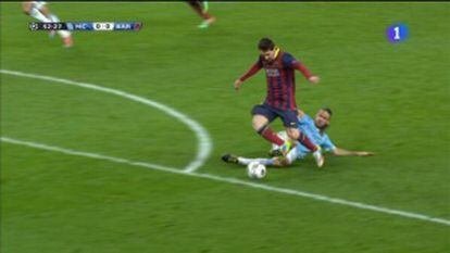 Captura de la falta que sufre Messi, fuera del área, y en la que el árbitro pitó penalti.