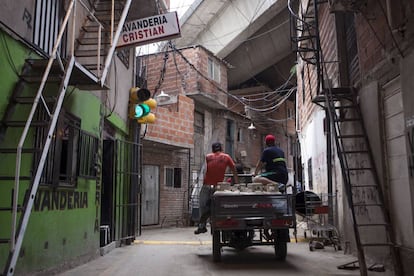 Una calle interna en la Villa 31 debajo de la autopista Illia.