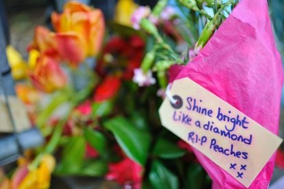 Detalle de una de las frases escritas por sus admiradores en un ramo de flores: "Brilla como un diamante. R.I.P. Peaches".