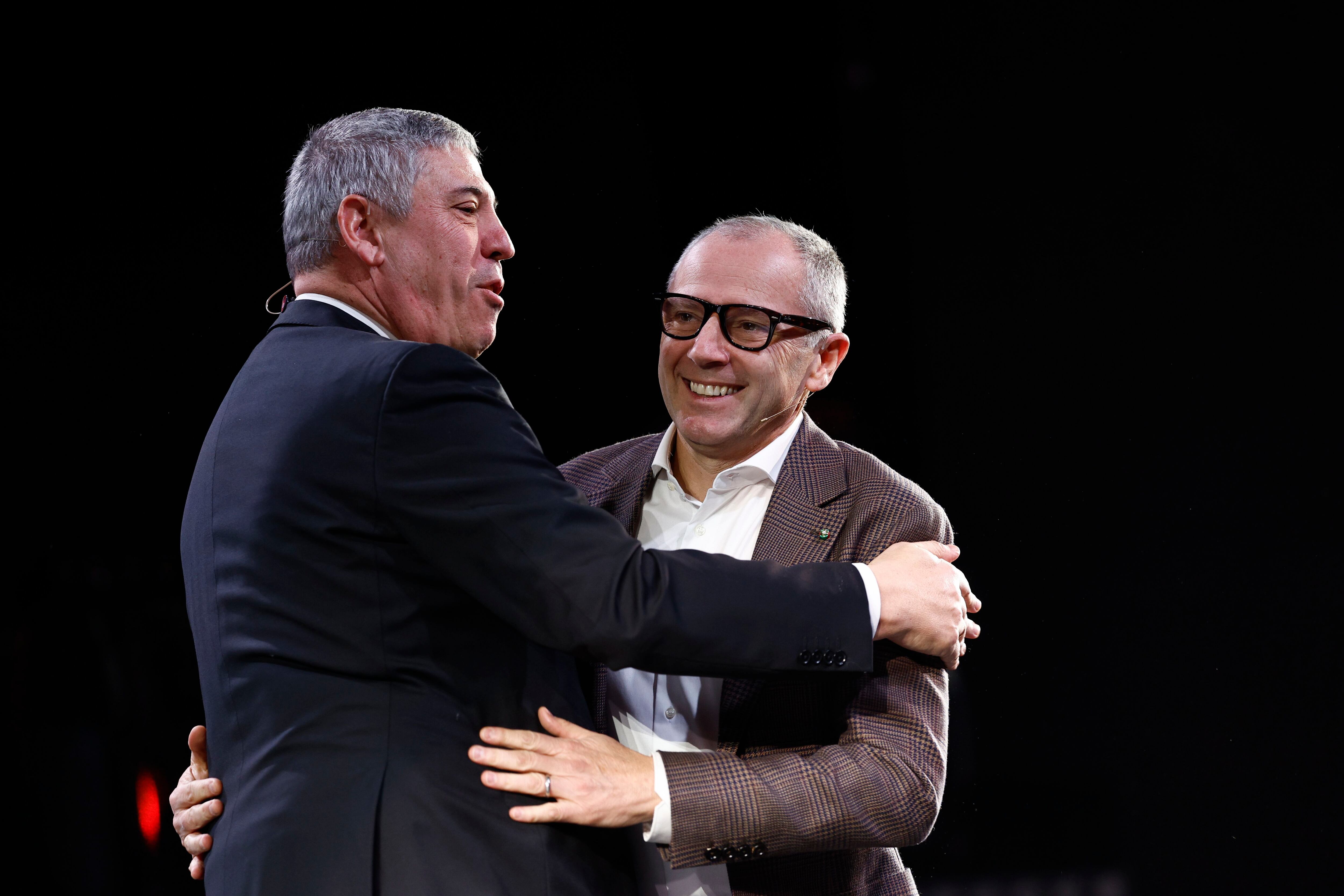El presidente de Ifema, José Vicente de los Mozos (i) abraza al presidente y CEO de la Fórmula 1, Stefano Domenicali (d) durante la presentación del Gran Premio de España de Fórmula Uno de Madrid este martes en Ifema, Madrid. 