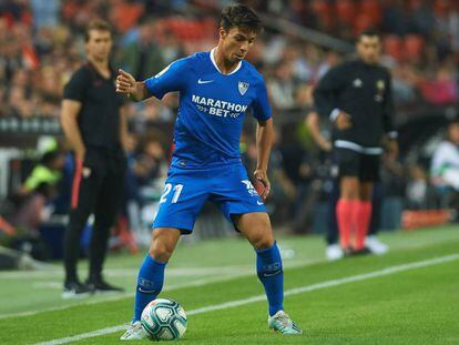 Óliver Torres controla el balon durante el último Valencia-Sevilla.