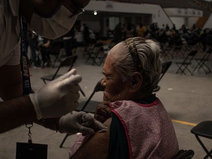 Campaña de vacunación en el Estado de México contra la covid-19 a personas de la tercera edad, en marzo del 2021.