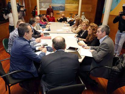 El presidente del Gobierno de Canarias, Fernando Clavijo (d), durante la reuni&oacute;n del comit&eacute; permanente de Coalici&oacute;n Canaria