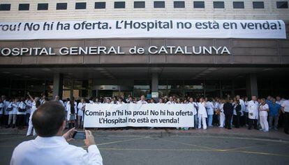 Trabajadores del Hospital General de Catalu&ntilde;a se manifiestan contra la gesti&oacute;n de Com&iacute;n