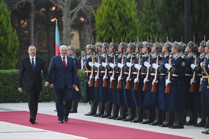 El presidente azerí, Ilham Aliyev, (izquierda) recibe al bielorruso, Alexander Lukashenko, en 2016 en Bakú.