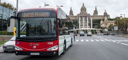Autobús eléctrico de TMB en Barcelona. El vehículo ha sido fabricado por Irizar.
