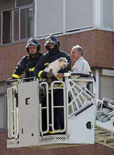 Los bomberos rescatan a un vecino y a su perro.