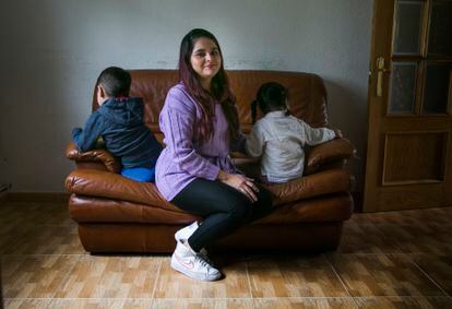 María Camila Moncada, madre de dos niños pequeños, este viernes en su casa de Alcorcón. 