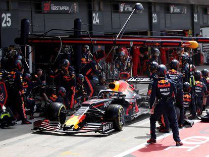 Red Bull, cambiando las ruedas de Verstappen en Silverstone. 