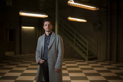 Diego Ávalos, en los estudios de rodaje de la serie 'La noche más larga', en Tres Cantos (Madrid), este miércoles.