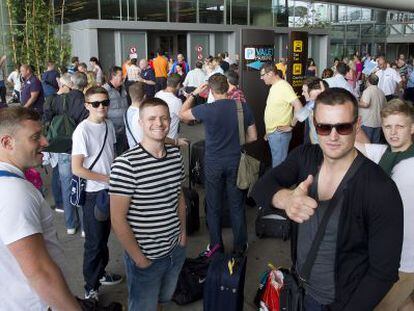 Un grupo de turistas rusos a su llegada al aeropuerto de M&aacute;laga.