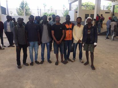 Un grupo de emigrantes sudaneses de los que intentaron saltar a Melilla el pasado 24 de junio. De izquierda a derecha: Ahmed Taieb, Mohamed Abasir, Abu Obaidah Youssef, Mohamed Bahar, Mohamed Suleiman, Abdel Hamid Abubal y Yamal Mubarak.