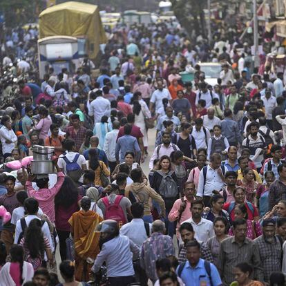 Una multitud camina en un mercado de Bombay, en India, el país más poblado del mundo, el pasado 17 de marzo.