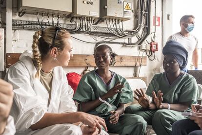 Michaela Rehova, oficial checa, miembro del Estado Mayor internacional de la Operación Sophia, escucha a bordo del 'Cantabria' el viaje aterrador de un grupo de mujeres de Nigeria. Este país lleva un par de años encabezando las estadísticas de entradas irregulares por el Mediterráneo central. La Organización Internacional de las Migraciones alertó en 2017 de que un 80% de las mujeres que emigran a Italia podrían ser víctimas de trata y explotación sexual.