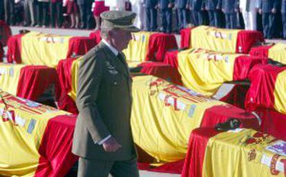 El rey Juan Carlos, durante el funeral celebrado en la base aérea de Torrejón por los 62 militares españoles en el accidente del Yak-42.