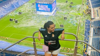 Sara Vivas, aficionada del Real Madrid, en el estadio Santiago Bernabéu.