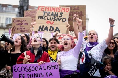 Reivindicación trans en la manifestación del 8 de marzo en Lisboa, Portugal, en 2020.