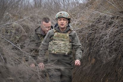 El presidente de Ucrania, Volodímir Zelenski, en la línea del frente, cerca de Donetsk, el viernes. 