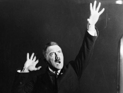 Adolf Hitler durante un discurso en 1925.