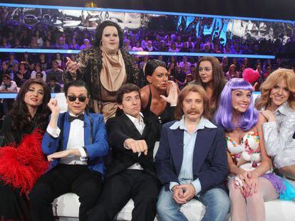 El presentador Manel Fuentes (en el centro), junto a los concursantes de &#039;Tu cara me suena&#039;.