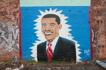 Un Obama sonriente da color a las paredes de una calle de Detroit (Michigan).