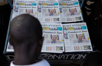 Un hombre observa la portada del diario que ha publicado en Kenia los 'Papeles de Pandora'.