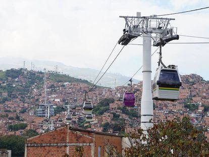El Metrocable conecta las alturas de Medellín con los barrios ubicados en las laderas del valle.