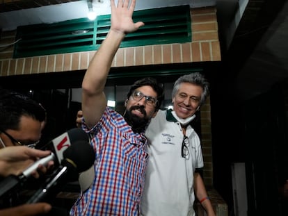 El líder opositor Freddy Guevara (izquierda), junto a su padre, tras salir de la cárcel este domingo.