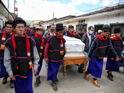 Indígenas misak cargan el ataúd del líder social Jesús Antonio Montano, asesinado en junio de 2022.