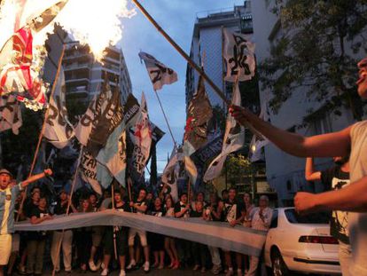 Manifestantes queman la bandera brit&aacute;nica en Buenos Aires. 