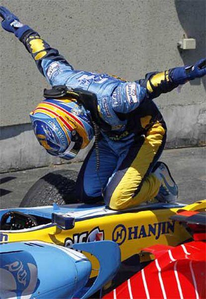 Fernando Alonso, arrodillado encima de su Renault tras su nuevo éxito.