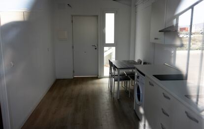 Interior de las viviendas de alojamiento transitorio, aún sin entregar, en la localidad de San Isidro, dentro del municipio de Níjar.